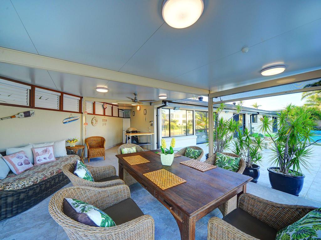 Broadbeach Waters QLD Accommodation Directory