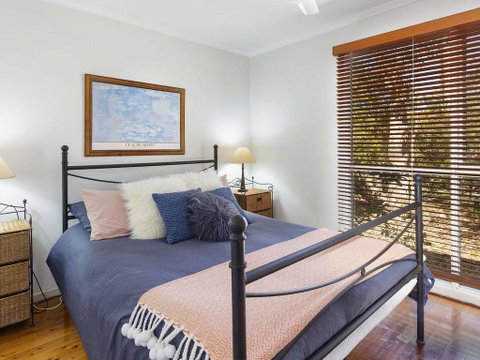 Pet Friendly - Bennetts Beach Cottage - Accommodation Directory 1