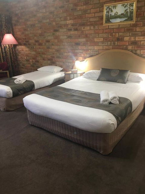 Pines Country Club Motor Inn - Accommodation Directory 3