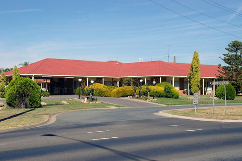 Pines Country Club Motor Inn - Accommodation Directory 1