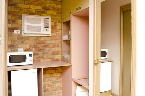 Pines Country Club Motor Inn - Accommodation Directory 0