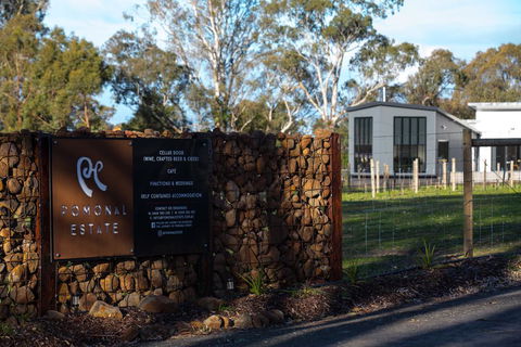 Pomonal Estate Mt Cassell Villa - Accommodation Directory 1