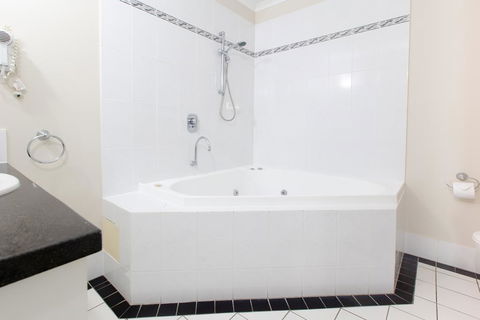 REGAL 32 APARTMENT - SPA BATH - Macrossan St - Accommodation Directory 2