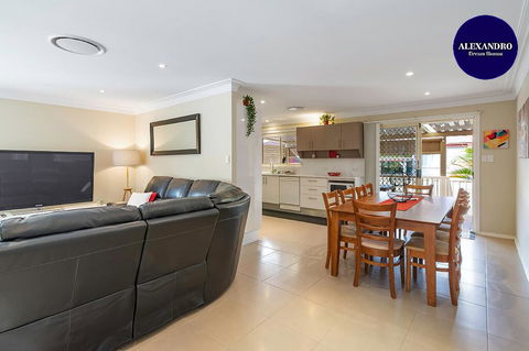 RELAXED COASTAL GETAWAY // MOMENTS TO WATERFRONT - Accommodation Directory 0
