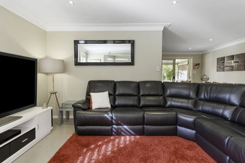 RELAXED COASTAL GETAWAY // MOMENTS TO WATERFRONT - Accommodation Directory 3