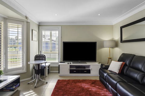 RELAXED COASTAL GETAWAY // MOMENTS TO WATERFRONT - Accommodation Directory 2