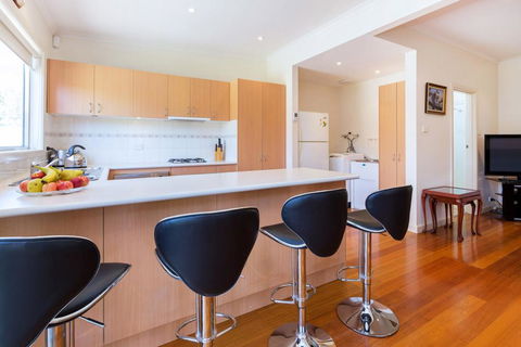 RENOVATED BEACH BEAUTY - ROSEBUD - Accommodation Directory 2