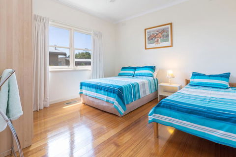 RENOVATED BEACH BEAUTY - ROSEBUD - Accommodation Directory 1