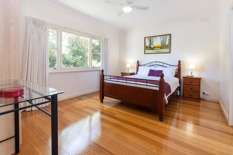 RENOVATED BEACH BEAUTY - ROSEBUD - Accommodation Directory 3