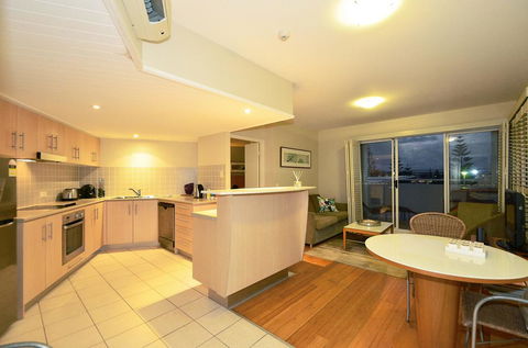 RESORT ON THE BEACH 2214/2215 - Accommodation Directory 1
