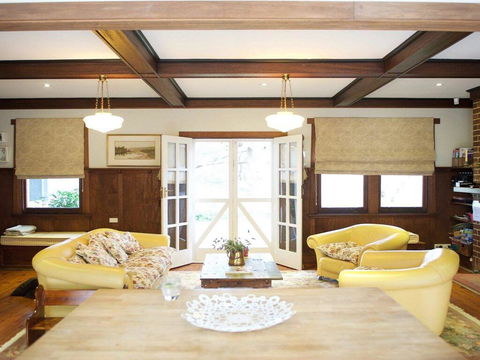 Robin Hill Manor - Rambling Retreat & Tennis Court - Accommodation Directory 1