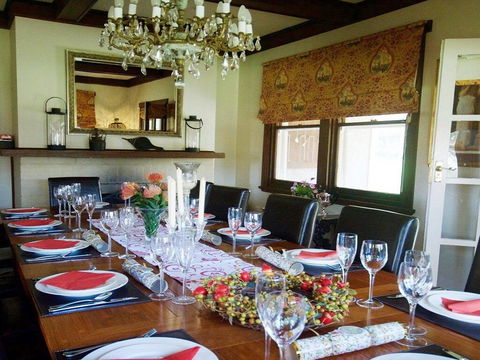 Robin Hill Manor - Rambling Retreat & Tennis Court - Accommodation Directory 3