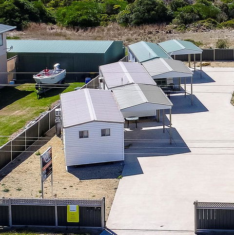 Rocks Retreat Cabin 3 - Lobster - Accommodation Directory 3