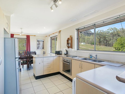 Rosamund House In Broke, 4br House In Walking Distance To Cellar Doors - Accommodation Directory 2