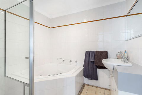 Sandcastles, 1/8 Ala Moana Way - Accommodation Directory 3