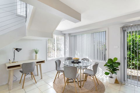 Sandcastles, 1/8 Ala Moana Way - Accommodation Directory 1