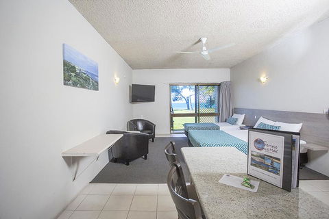 Sarina Beach Motel - Accommodation Directory 3