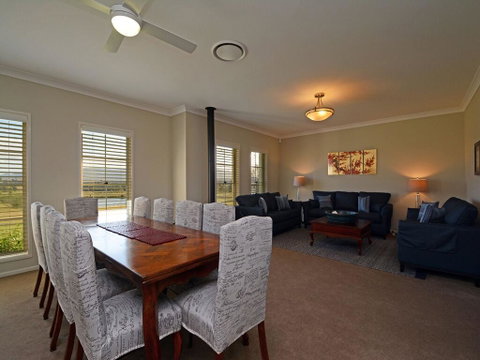 Silver Springs Estate 4br House + 6br House With Wifi, Pool. Fireplace, Views, Olives And Space - Accommodation Directory 3
