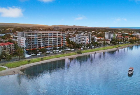 Silvershore Apartments On The Broadwater - Accommodation Directory 1