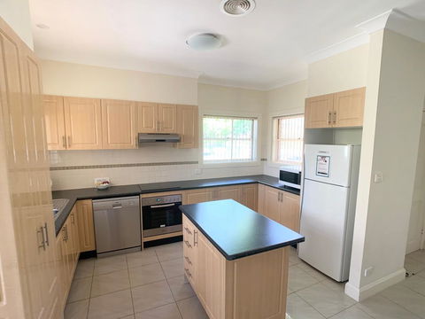 Spacious 2 Bed, 2 Bath Villa - Central Location - Quiet - Accommodation Directory 1