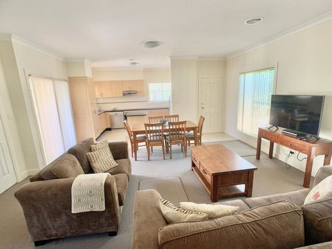 Spacious 2 Bed, 2 Bath Villa - Central Location - Quiet - Accommodation Directory 0