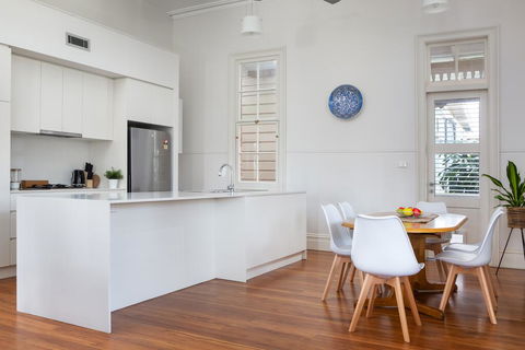 Spacious 2-bed, 2-bath Home With Parking And Balcony - Accommodation Directory 1