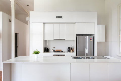 Spacious 2-bed, 2-bath Home With Parking And Balcony - Accommodation Directory 3