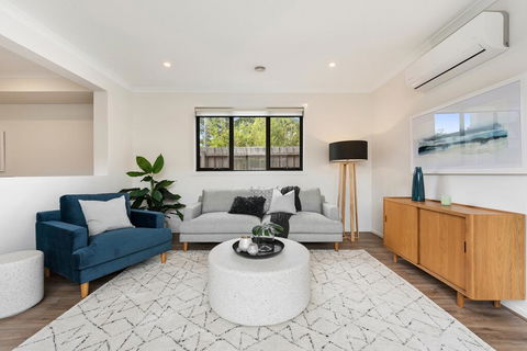 Spacious 4-Bed House With Parking And Backyard - Accommodation Directory 2