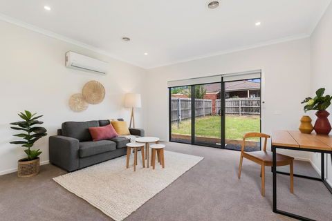 Spacious 4-Bed House With Parking And Backyard - Accommodation Directory 3