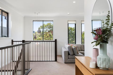 Spacious 4-Bed House With Parking And Backyard - Accommodation Directory 1