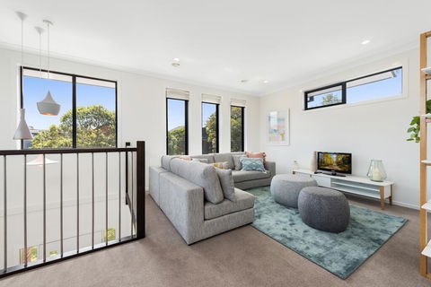 Spacious 4-Bed House With Parking And Backyard - Accommodation Directory 0