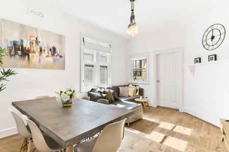 Spacious Harbour View 4bd Home In Sydney CBD - Accommodation Directory 0
