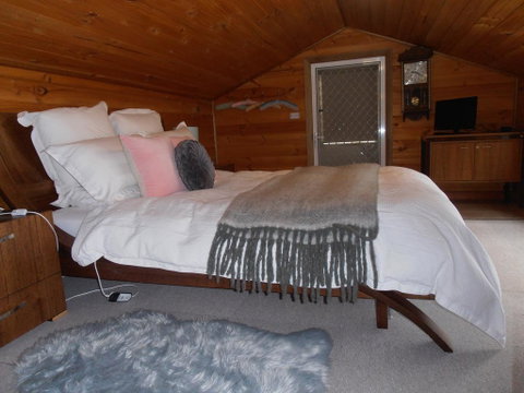 Springmead Rustic Cabin - Accommodation Directory 2