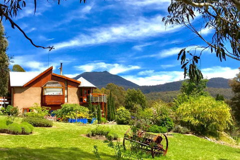 STUNNING HOME WITH AMAZING VIEWS - Just 20 Mins To The City And Only 10 To MONA! - Accommodation Directory 1
