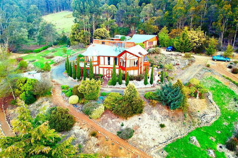 STUNNING HOME WITH AMAZING VIEWS - Just 20 Mins To The City And Only 10 To MONA! - Accommodation Directory 2