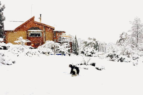 STUNNING HOME WITH AMAZING VIEWS - Just 20 Mins To The City And Only 10 To MONA! - Accommodation Directory 0