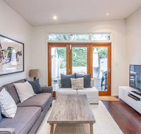 Stunning Townhouse- Quiet Street Close to CBD - Accommodation Directory