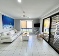 STYLISH RESIDENCE LARGE PRIVATE YARD - CLOSE TO DREAMWORLD - Accommodation Directory