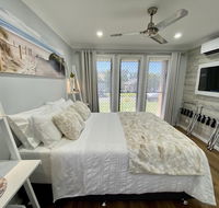 STYLISH UNIT - CLOSE TO DREAMWORLD - Accommodation Directory