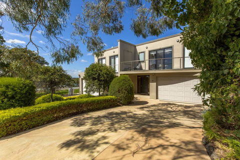 STYLISH, SUN-DRENCHED AND SOPHISTICATED - Accommodation Directory 0