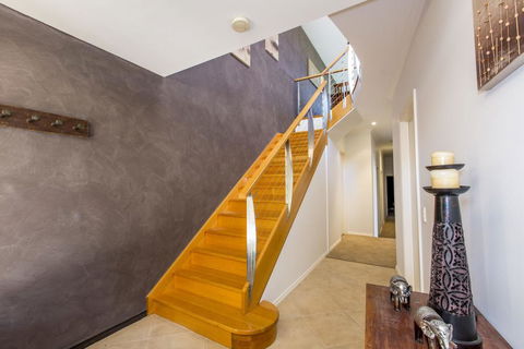 STYLISH, SUN-DRENCHED AND SOPHISTICATED - Accommodation Directory 1