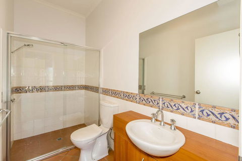 STYLISH, SUN-DRENCHED AND SOPHISTICATED - Accommodation Directory 3