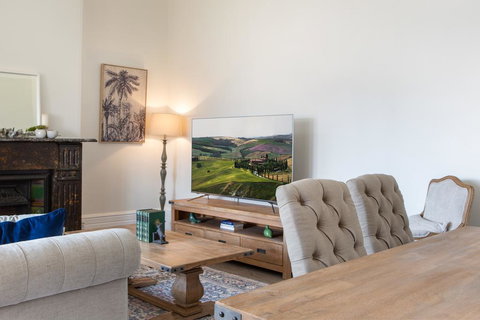 Sunny Apartment With Private Parking - Accommodation Directory 1