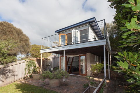 Sunseeker Cottage - Gorgeous Seaside Cottage - Accommodation Directory 2