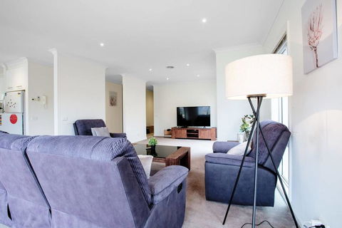 Superb Luxe 5BR House@Point Cook Near Lake - Accommodation Directory 3