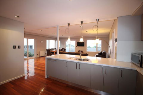 Sunny 3 Bedroom Apartment In Sandy Bay - Accommodation Directory 11