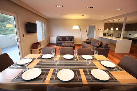 Sunny 3 Bedroom Apartment In Sandy Bay - Accommodation Directory 7