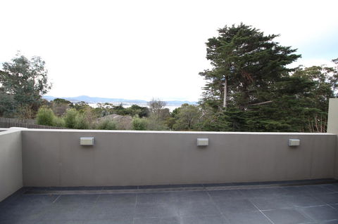 Sunny 3 Bedroom Apartment In Sandy Bay - Accommodation Directory 16
