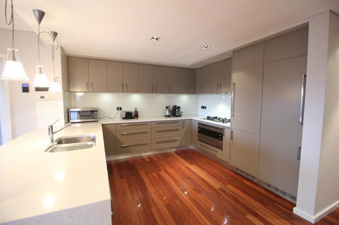 Sunny 3 Bedroom Apartment In Sandy Bay - Accommodation Directory 10