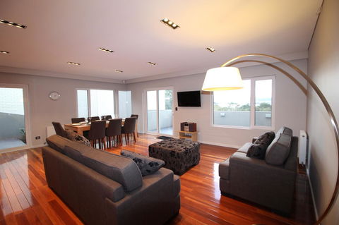 Sunny 3 Bedroom Apartment In Sandy Bay - Accommodation Directory 6